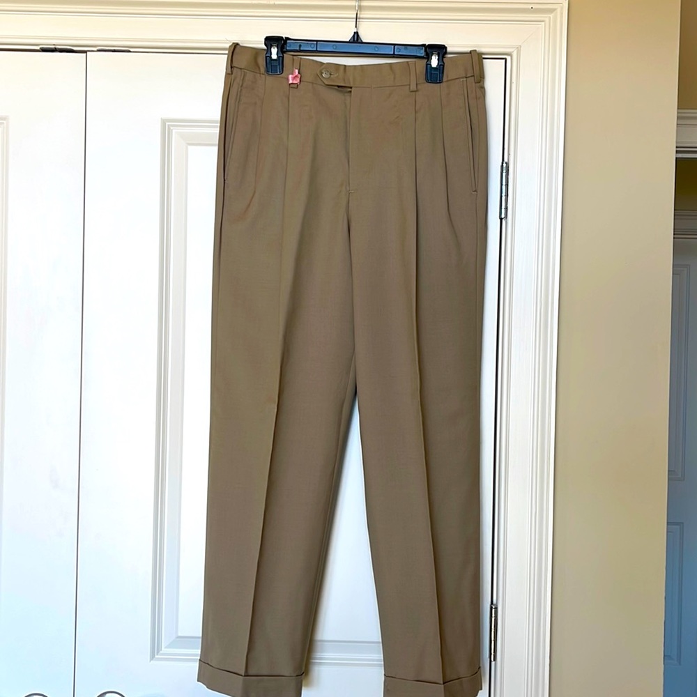Roundtree & Yorke Easy Care pant, pleats & cuffs, pockets, 34x32 tan